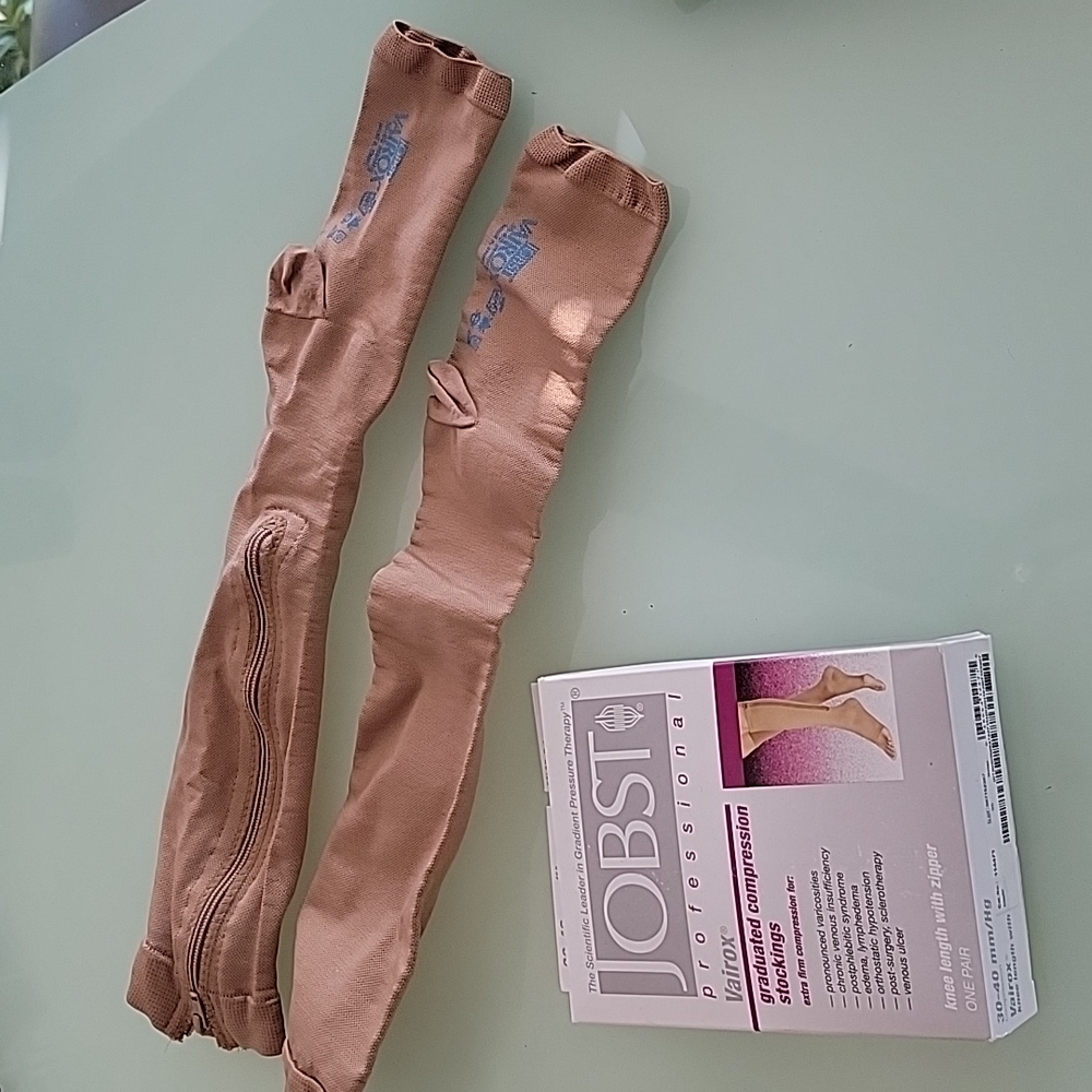 Jobst.. Graduated compression stocking. Knee small - Picture 2 of 8